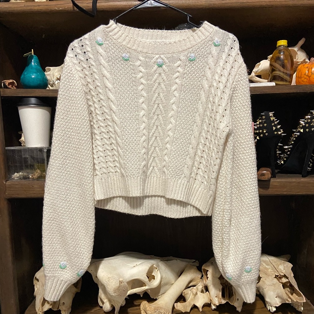 Cream wild fable cable knit flower embroidered cropped sweater sz s sm euc